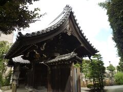 経王寺


こちらも、御殿坂 沿いに建つ古刹（日蓮宗）。

写真の山門には、歴史を深く物語る 

ある跡 が残っています。