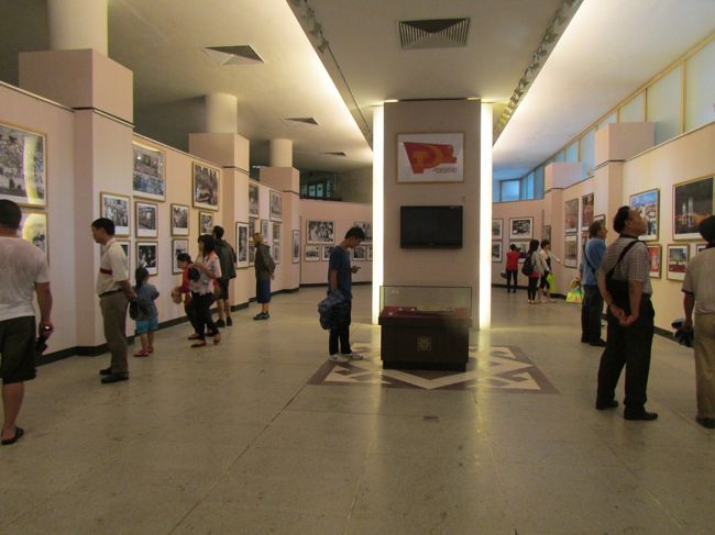 ホーチミンの博物館に入りました〜ホーチミン廟の裏手にあります!<br /><br />ホー・チ・ミンの遺品・愛用品、革命の歴史の展示などをしている。博物館には「ドラゴンハウス」のニックネームがあるそうです