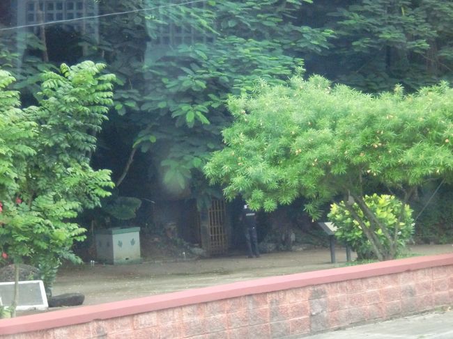 ラッテストーン公園（車窓）<br /><br />日本軍の防空壕