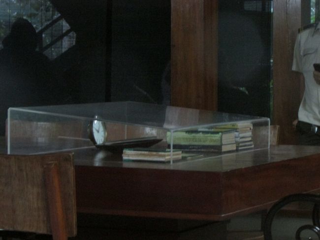 ホーチミン廟の敷地内にあるホーチミンの家もさらりと見学しました〜