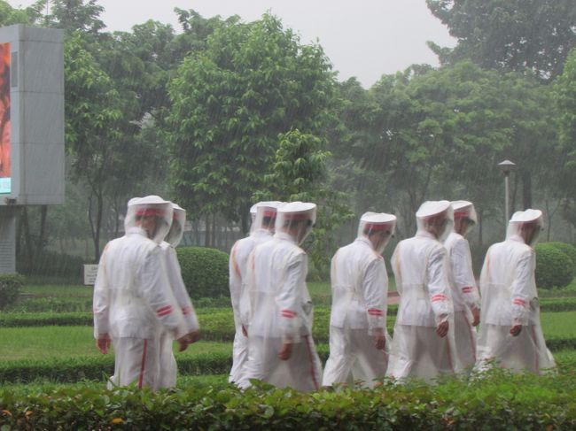 護衛隊の人達が歩いていました