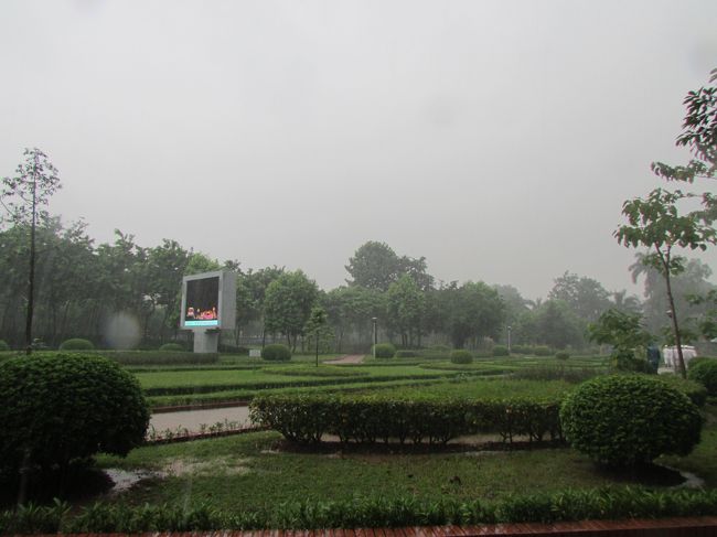 ホーチミン廟にやってきました〜<br /><br />1975年9月2日の建国記念日に完成、すべて大理石で出来ているそうで、古びた建物が多いハノイの街の中でここの建物だけ敷地の内の広さといい豪華でしっかり建物はホーチミンさんがベトナムの人にとってどんな存在だった解る気がしました〜<br /><br />ベトナム建国の父であるホーチミン　ベトナム革命を指導したホーチミン氏<br /><br />ベトナム人からはホーおじさんと呼ばれていたそうです<br /><br />遺体は永久保存（エンバーミング）レーニンと同じ社会主義国はこのようにすることが多いのですね<br /><br />ガラスケースの中に安置されていました〜Tさんにそのことを聞くに聞けず中に入りました<br /><br />廟の東側には、バーディン広場がありましたがここは、1945年9月2日にホーチミンが独立宣言を読み上げた場所として有名になっているそうです<br /><br />毎日ベトナム全土から人々が参拝に訪れるといわれていて大勢の人々がいました〜４月１日から10月31日までの夏場は午前７時30分から午前10時30分までに入場しないと見学することができないとのことで、向かった所タクシーの中からず〜と並んでいる人々が目に入りました　すごい!