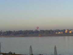 ２０１１年　明けましておめでとうございます

今年もどうか元気に旅にでられますように！！

王家の谷の方に気球が見えます。