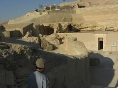 通り過ぎ、王妃の谷へ。

ここは、イムホッテプ宰相の御墓。
やっぱり壁画が素晴らしかったにですが、写真はＮＧ。
でも、ここは、エジプト。
バークシーシーなるもので、何とかできる場合もありますが、怖いのでやめました。
万が一に写真撮っていても、ここには載せられません。

この後、ネフェルタリのお墓にも行き、室内を見ることができましたが、やはり非公開ですので写真はＮＧ。