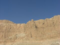 ハトシェプスト葬祭殿。
今日の青空は、本当にきれいです。
