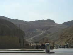 ここは、王家の谷。
ホテルから見えた場所です。

ルクソールがというよりエジプトの土地の特徴なのかもしれませんが、突然現れる岩の山。平らだな〜と思っていると、このような景色が急に現れるのです。

ツタンカーメンの墓も入りましたが、ここも全体的に、写真はほぼＮＧでした。
このバスの入口、背景のみＯＫ（２０１１当時）。