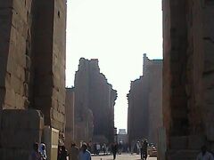 朝１番の観光は、カルナック宮殿。

ここで、初大失敗。

カメラを忘れてきてしまいました。
ＤＶＤの方で取れる分だけ撮りました。が、７年前のものなので機能もそんなによくなく「撮ったよ」という状態です。

もちろん記念撮影をメインにしたため、乗せられる写真は限定されてしまいます。