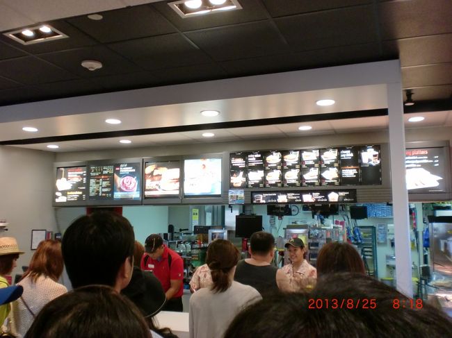 朝食はマクドナルド<br />朝早くても、混んでます