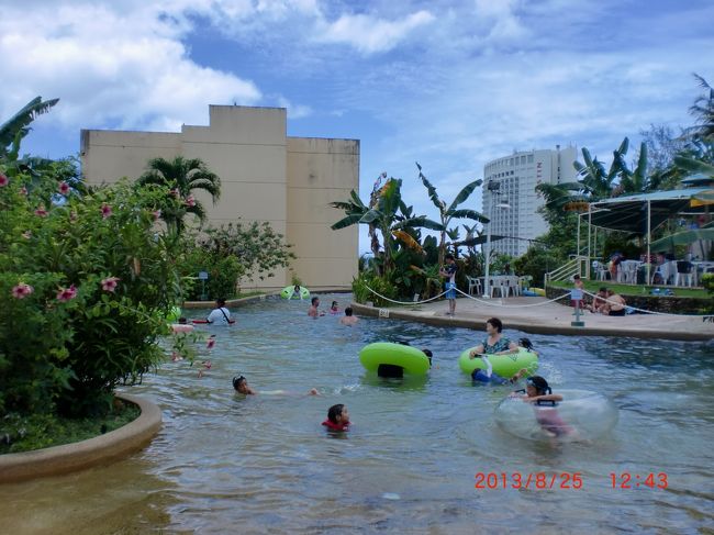 流れるプールでのんびり〜<br /><br />