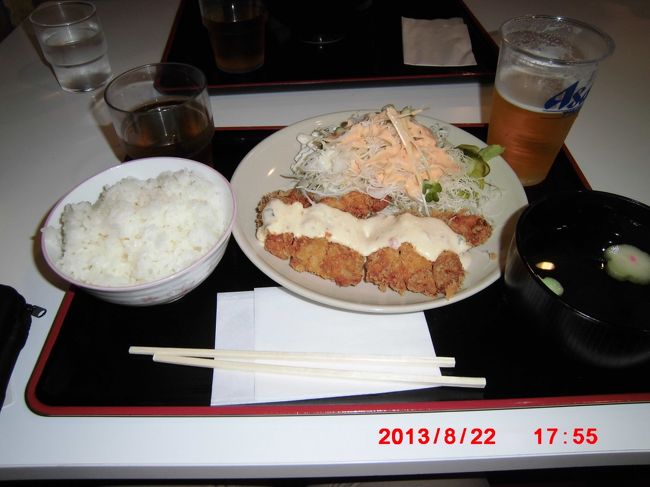 まず、1日目 <br />成田国際空港 5F  オアシス<br />チキンカツ定食 800円<br />ビール 500円<br /><br />娘 冷やしたぬきうどん（写真なし） 650円<br /><br />メニューがたくさん！お手頃価格でたすかります。<br />