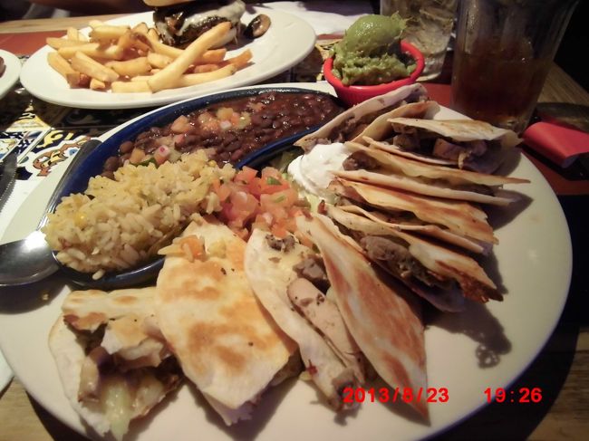 Fajita Quesa Beef  $13.99<br />Quacamole  $1.99<br /><br />かなりのボリュームです。<br />家族4人でシェアでもせんぜんOK<br />