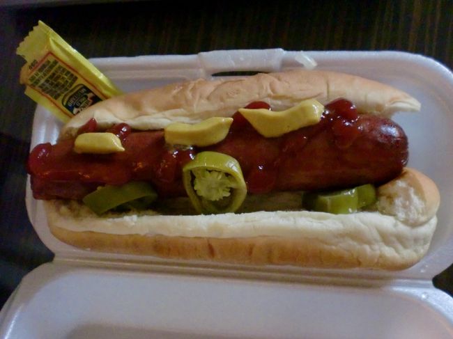 なかなか、スパイシーでかなりのボリューム<br />小さい子だと辛い。<br /><br />ドーナツもかなりのボリューム<br />そして、甘い…<br /><br />前回とは店舗が違うからか、品揃えが変わったのか<br />前回食べたブリトーがなかった<br />