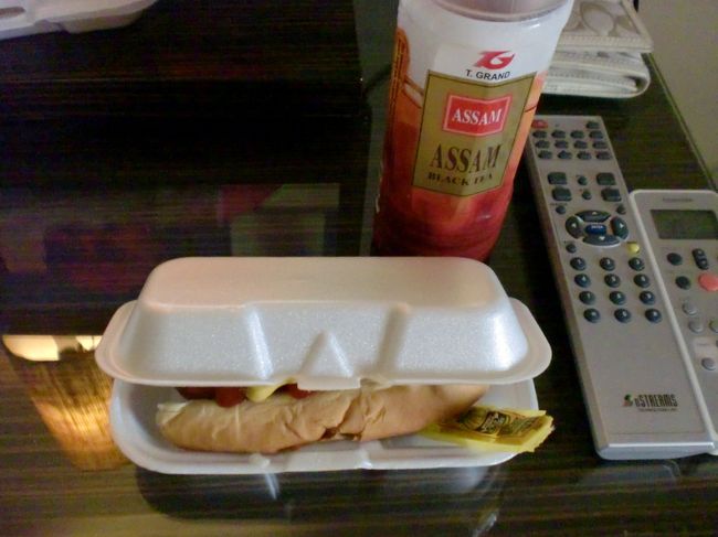 2日目 朝食<br />Guam plaza hotelから歩いて5分くらいのサークルK<br />ホットドッグ $2ちょっと？<br />ドーナツ（写真なし）$0.9くらい<br /><br />ホットドッグはケースを用意<br />パンを引き出しから出します<br />ソーセージをパンに挟み、トッピング<br />ふたをしめて、レジで支払います。<br /><br /><br />