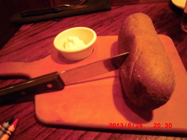 パンは、ナイフが刺さった状態でてきます。<br />パンはおかわりできます。