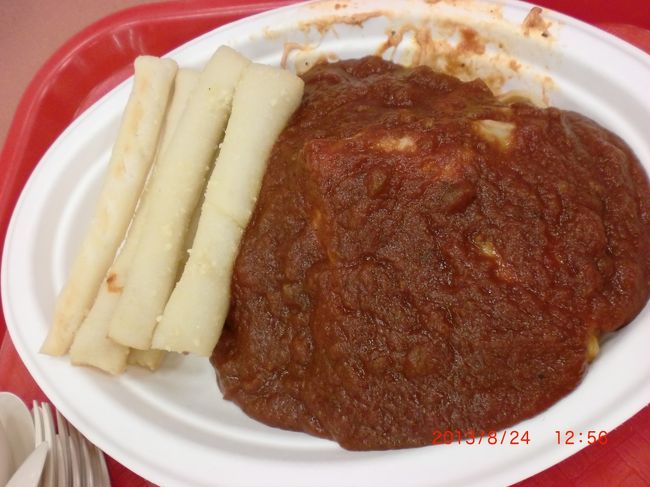 Ｋmartのピザ屋さん<br /><br />ラザニア　6.19ドル<br /><br />念願のラザニア食べました！<br />おいしかった！！<br />もちもちのパンが2本付いてます<br />