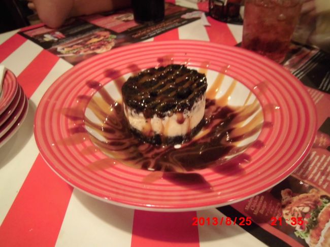 娘のBirthdayサービスでいただいた、ガトーショコラ<br /><br />入店時に、娘の誕生日を伝えておいたので、食事が終わると、担当のTimを先頭に、店員さん達がhappy birthdayを歌いながら持ってきてくれました！<br /><br />担当のTimにはホント良くしていただきました！<br />ドリンクのおかわリはもちろん、その他色んな事を気遣ってくれて感謝、感謝です！<br /><br />最後にはさり気なく10%Discountしてくれてた。<br />Birthdayだからね！だって<br />うれしいねー<br />