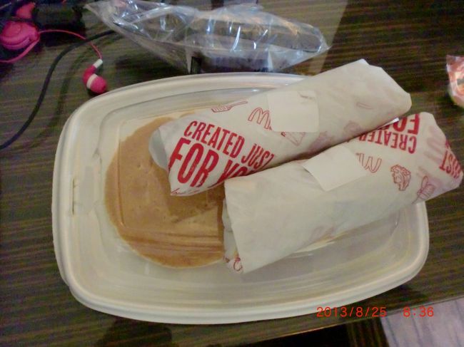 4日目　朝食　マクドナルド<br /><br />ソーセージブリトー　1.89ドル<br />パンケーキ　3.29ドル