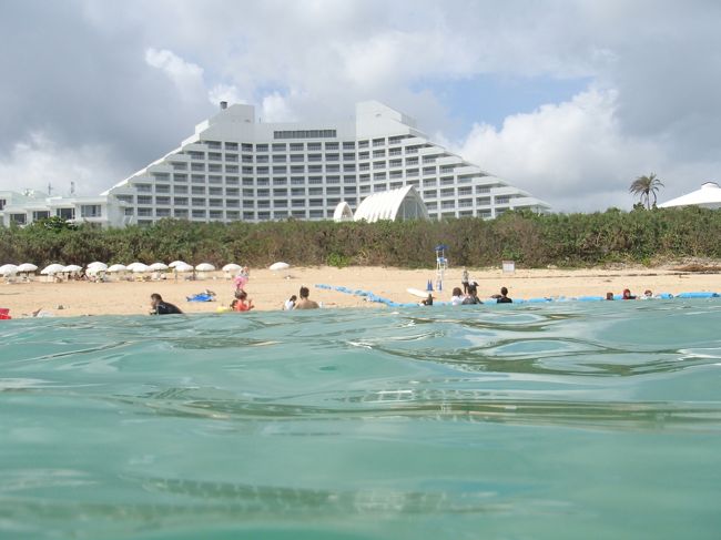 さぁすぐに、ビーチへ！！<br /><br />シュノーケルもって。<br /><br />ホテル前のビーチはクラゲネットもあるし安心。