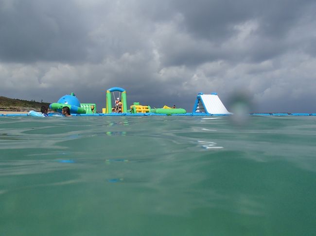 むむむっ、怪しい雲。<br /><br />海上アスレチック？みたいなパークがあります。