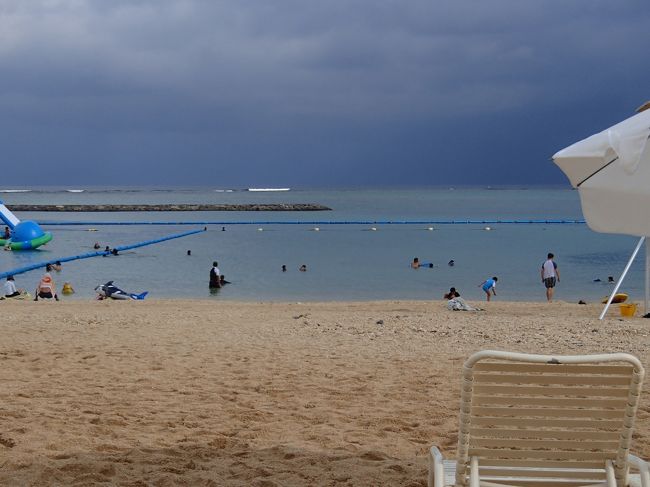 宿泊客はビーチチェアとパラソルはサービス。<br /><br />ううううん。なんてイイ時間なんだ。