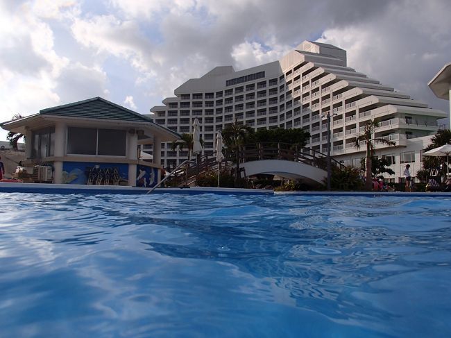 よーし、プールに入ろう！！<br /><br />ホテルプールも楽しみの一つです。