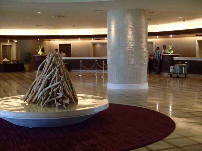 フロント前は広いスペース。<br /><br />解放的。