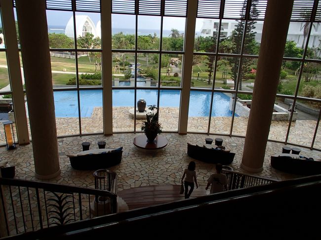 フロントは２階にあります。<br /><br />下に降りる階段。