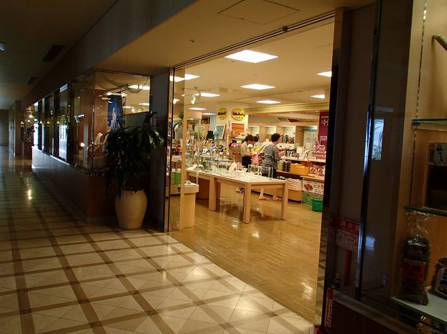 ホテル内のショップ。<br /><br />やや高めはシカタナイ。