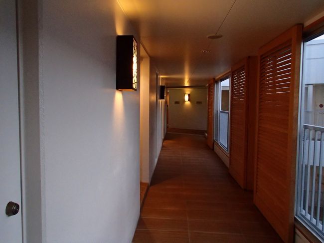 夕飯の準備のために一度部屋に戻ります。<br /><br />廊下の雰囲気もステキ♪