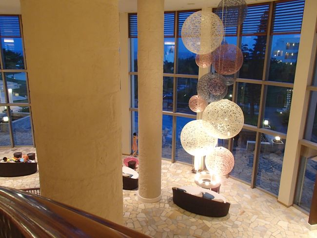 夕飯は予約しておいた方が安心。<br /><br />１階の中華料理です。<br /><br />さっきの階段がいい雰囲気になってる。