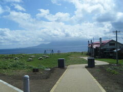 2013/7/27にオープンしたばかりの「北のカナリアパーク」。 
2012年11月公開の吉永小百合さん主演の映画「北のカナリアたち」のロケセットが保存されています。 
目の前には利尻富士が！！