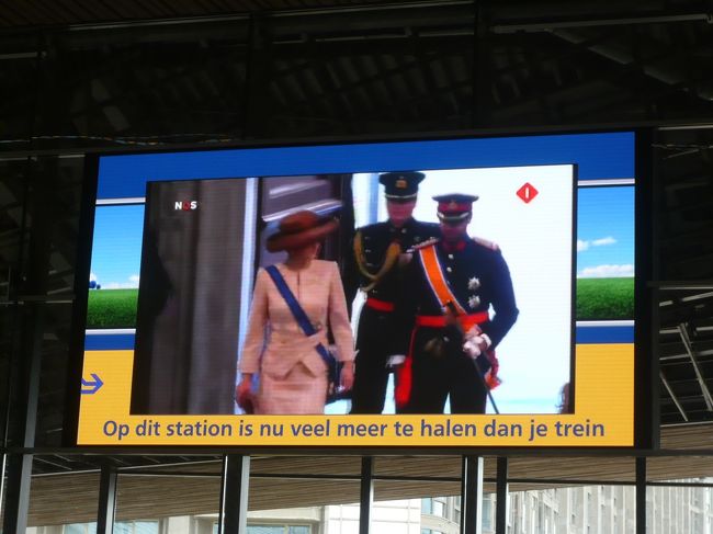 デルフトから在来線でロッテルダムに行き、タリスに乗り換えブリュッセルに向かいます。ロッテルダム駅で少し乗り換え時間があったので駅中を見て歩いていると、大きなテレビでアレキサンダー王の即位式をライブで放映していました。みんなが見上げていました。通りがかりの人達や警備員さんはもちろんのことながら、駅員さん、お巡りさん達も。