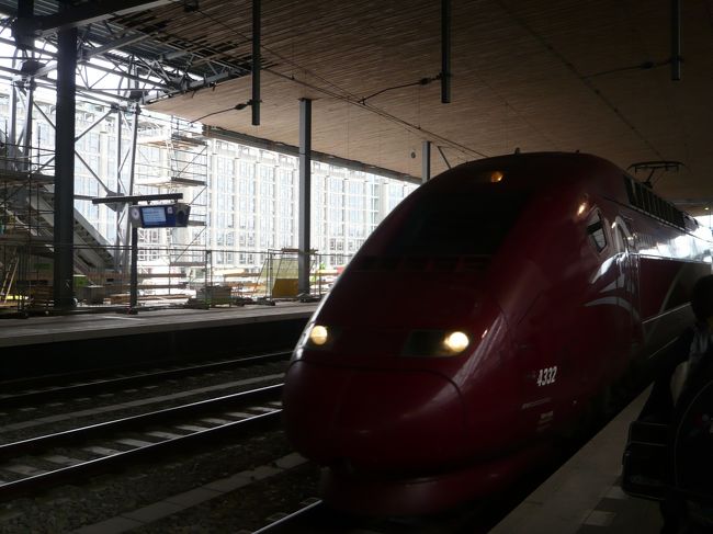 ロッテルダム駅に入ってきたタリス。赤い特徴ある車両です。