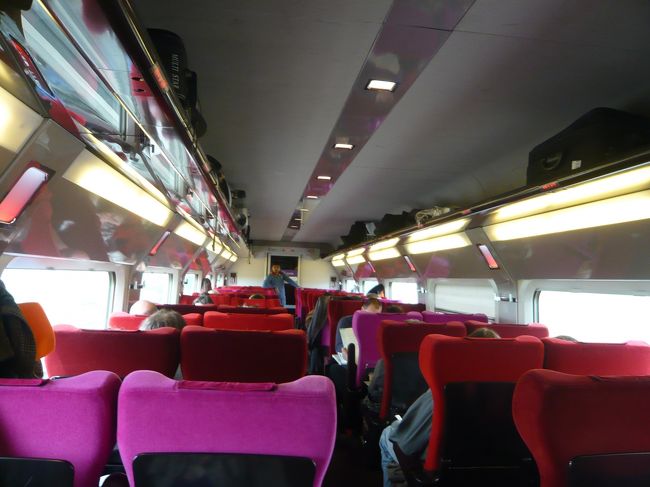 ２等車でしたが、なかなか快適な車内でした。赤を基調にしたスタイリッシュなデザインです。切符は事前にインターネット購入しておきました。発車するとまもなく車掌さんの検札がありました。