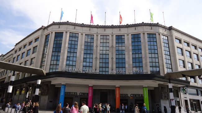 ロッテルダムから１時間ちょっとでブリュッセル南駅に到着。あっという間の”タリス”。速いです！ブリュッセル南駅から在来線で中央駅に。ここで悩んだのがタリスの切符は南駅まで。南駅から中央駅はどうするかです。まぁ検札に来たら聞いてみようということにしました。結局検札は来なかったのでそのままに。ブリュッセル中央駅です。この前来た時は駅前の再開発中でしたが、きれいな広場ができていました。
