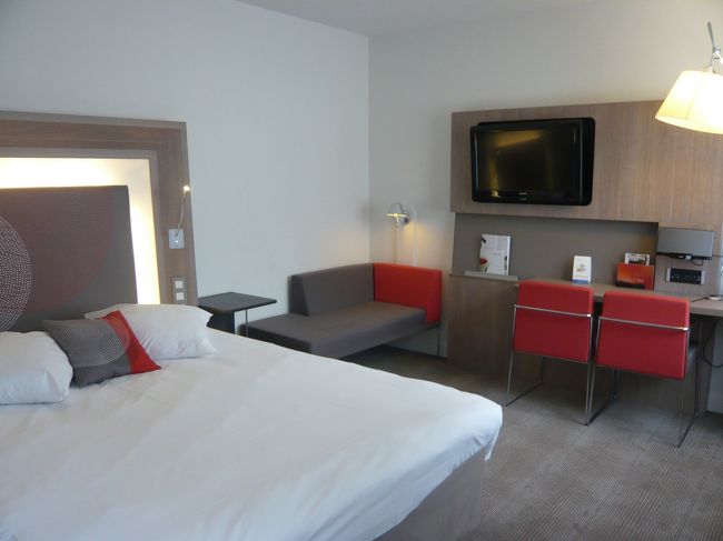 広い部屋です。部屋のインテリアは、とてもはモダンです。