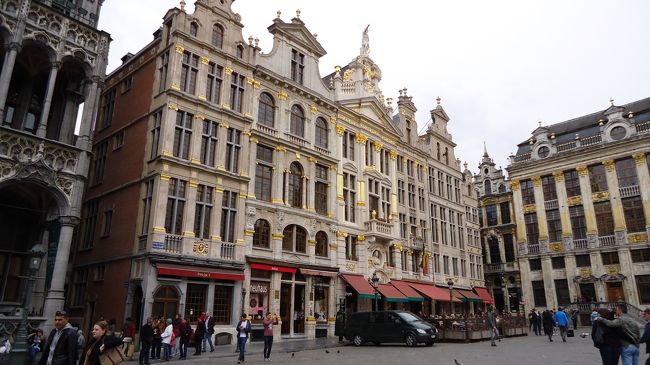 まずは、世界一美しい広場と言われているグランプラスへ。ギルドハウスに囲まれて立つと、なんだか歴史に圧倒されそうです。大好きなチョコレートのお店もあってどこから行こうかとそわそわしてしまいます。