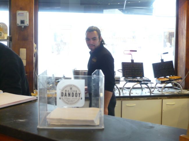 グランプラスから小便小僧まで歩いて行く途中で、ワッフルのダンドワに立ち寄りました。行列ができてましたが、店員さんはのんびり焼いています。どうも一つの機械が壊れてしまったようです。