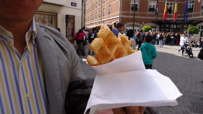 これが、そのワッフル。ブリュッセル風ワッフルはサクサクでした。リェージュ風というしっとりしたのもあります。