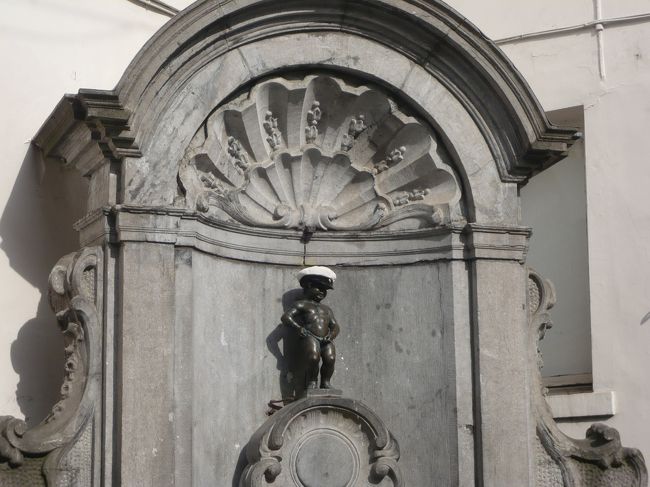 有名な小便小僧。今日は帽子をかぶっています。街を歩いている女子高生何人かがこれと同じ帽子をかぶっていました。何の帽子なのかはわからず・・・