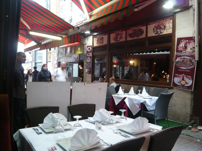 イロ・サクレ地区の中のレストラン。ムール貝、オイスター、エビなどなど・・・いろいろありそうです。