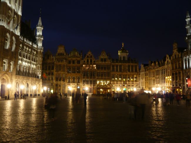 食事後また、夜のグランプラスに。ライトアップが始まりました。とてもきれいです。