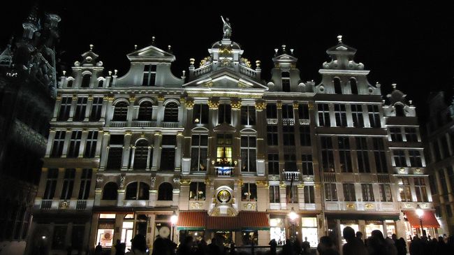 白くライトアップされたグランプラス