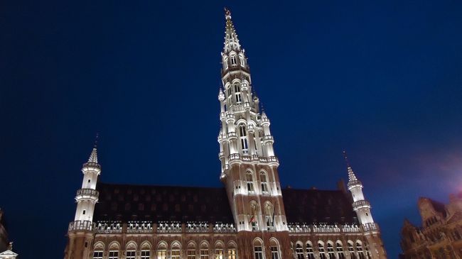 白くライトアップされた夜の市庁舎