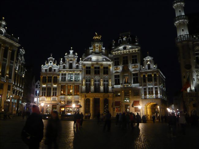 夜１０時頃から、グランプラスのライトアップの色が変わり始めました。