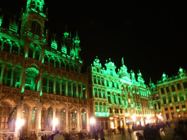 グリーンのライトアップに。綺麗に浮かび上がっています。