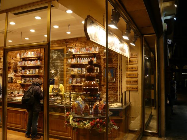グランプラスからホテルノボテルに戻る途中のチョコレート屋さん。夜遅くまで開いています。