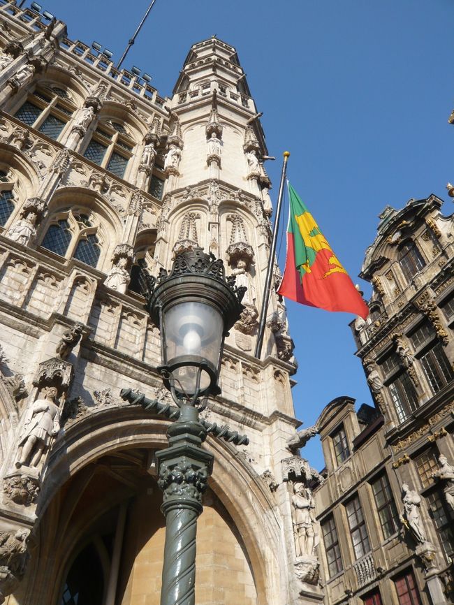 街灯と青い空にたなびく旗