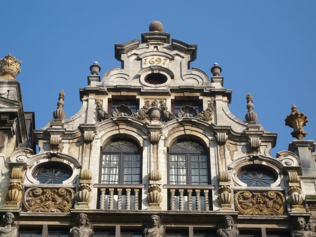 空に映えます芸術的建築物