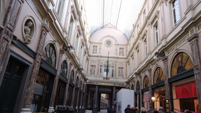 ギャラリー・サンテュベール。朝早くてまだパン屋さんしか開いていませんでした。